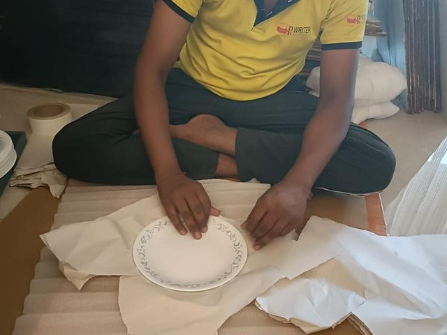 Wrapping crockery in packing paper